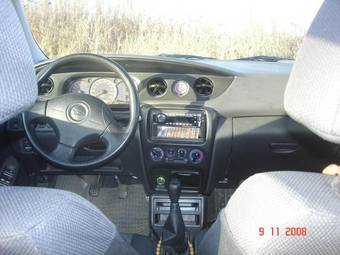 2002 Daihatsu YRV Pictures