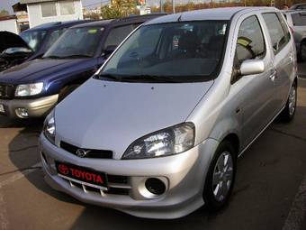 2002 Daihatsu YRV Pictures