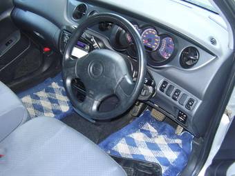 2002 Daihatsu YRV Photos