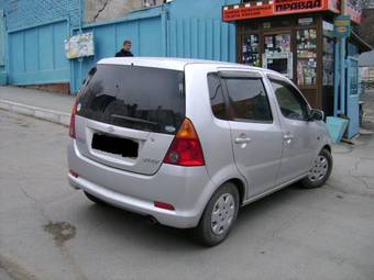 2002 Daihatsu YRV Images