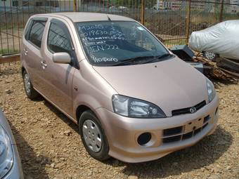 2002 Daihatsu YRV Pictures