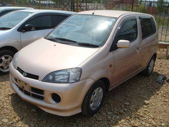 2002 Daihatsu YRV Photos