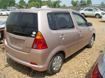 2002 Daihatsu YRV Pictures