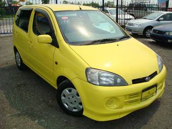 2002 Daihatsu YRV Pictures