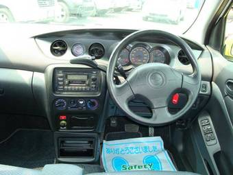 2002 Daihatsu YRV Pictures