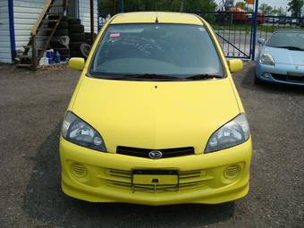 2002 Daihatsu YRV Photos