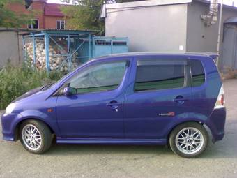 2002 Daihatsu YRV Pics