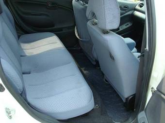 2002 Daihatsu YRV Pictures