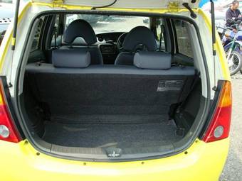 2002 Daihatsu YRV Photos
