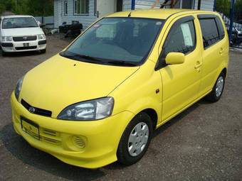 2002 Daihatsu YRV Photos