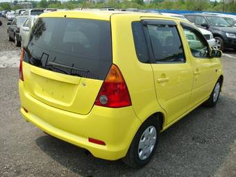 2002 Daihatsu YRV Images