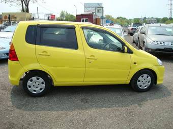 2002 Daihatsu YRV Pictures