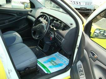 2002 Daihatsu YRV Pics