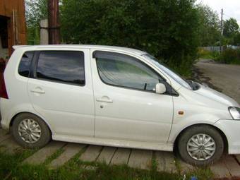 2002 Daihatsu YRV