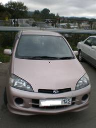 2002 Daihatsu YRV Pictures