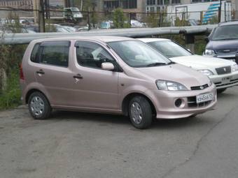 2002 Daihatsu YRV Pictures