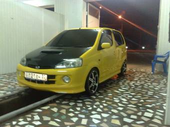 2002 Daihatsu YRV Photos