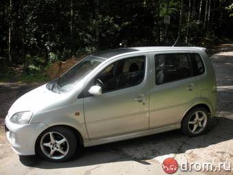 2002 Daihatsu YRV Pictures