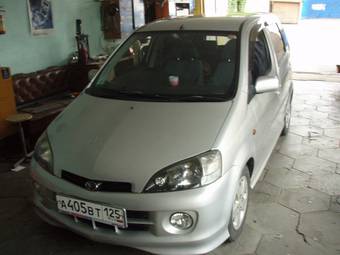 2002 Daihatsu YRV