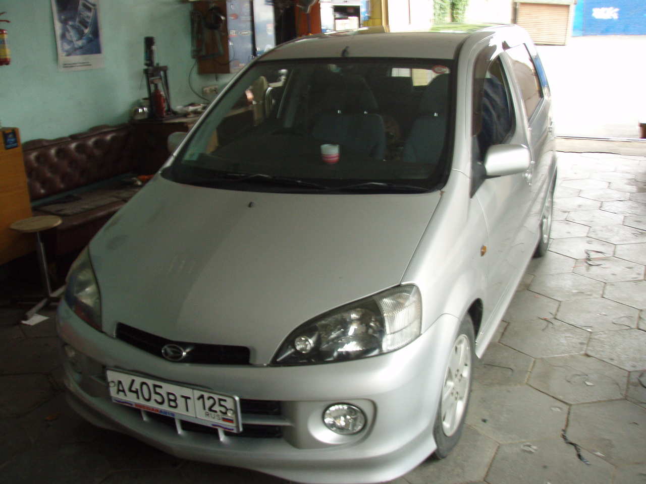 2002 Daihatsu YRV