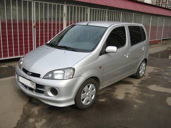 2002 Daihatsu YRV Pictures