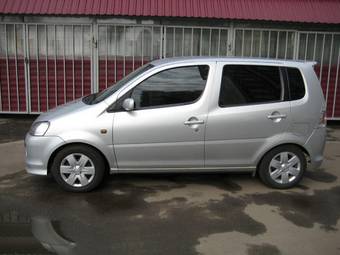 2002 Daihatsu YRV Photos