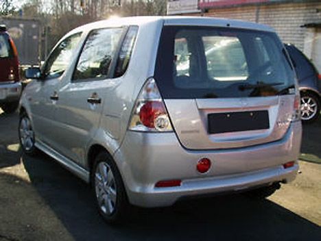 2003 Daihatsu YRV