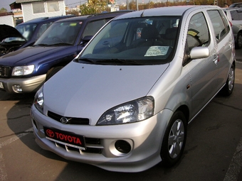 2003 Daihatsu YRV