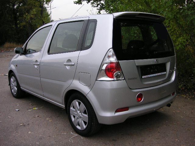 2003 Daihatsu YRV