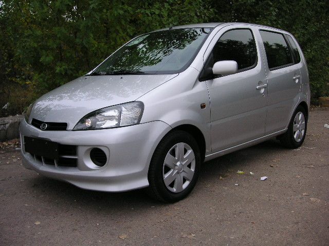 2003 Daihatsu YRV