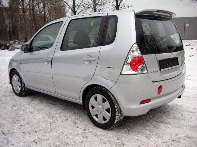 2003 Daihatsu YRV