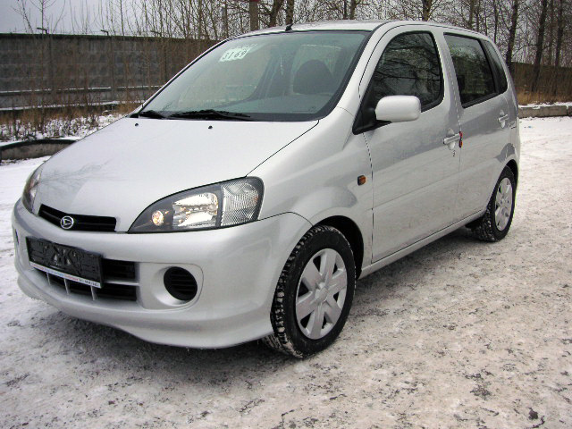 2003 Daihatsu YRV