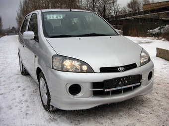 2003 Daihatsu YRV