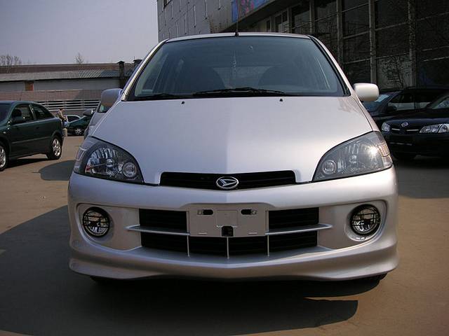 2003 Daihatsu YRV