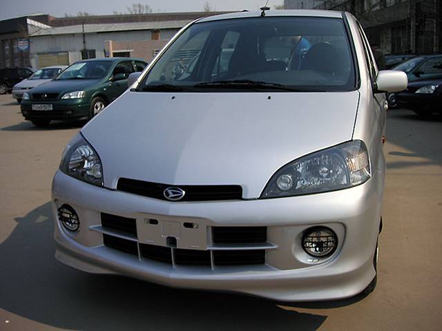 2003 Daihatsu YRV