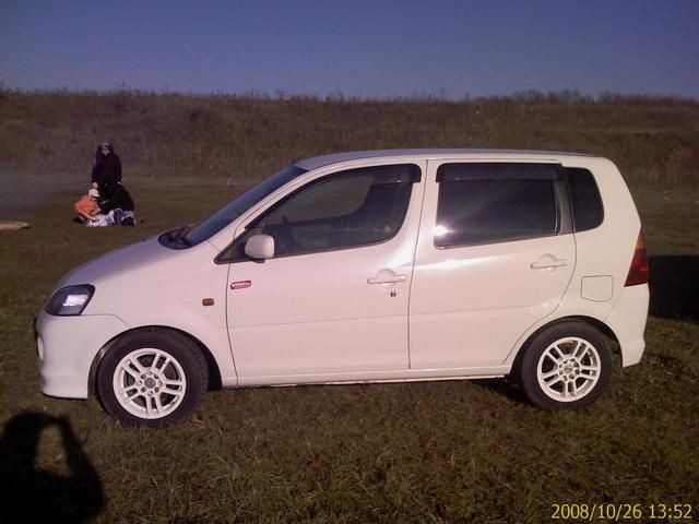 2003 Daihatsu YRV