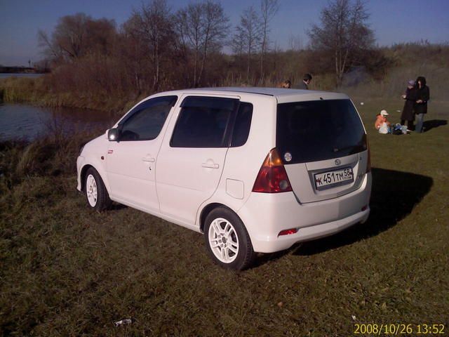 2003 Daihatsu YRV