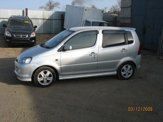 2003 Daihatsu YRV