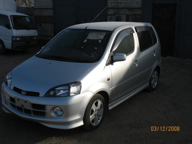 2003 Daihatsu YRV