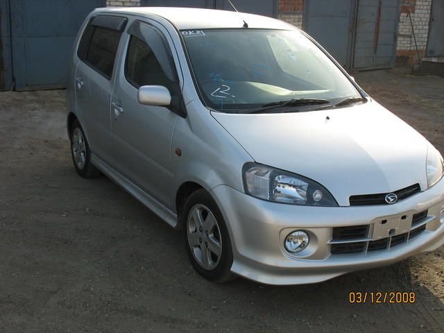 2003 Daihatsu YRV