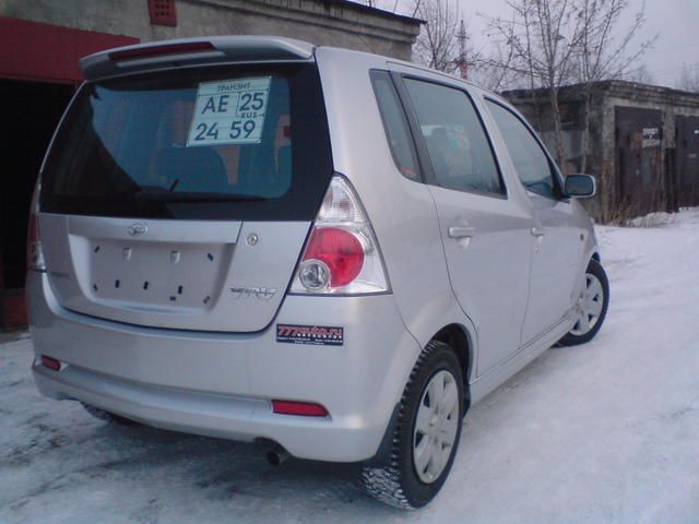 2003 Daihatsu YRV