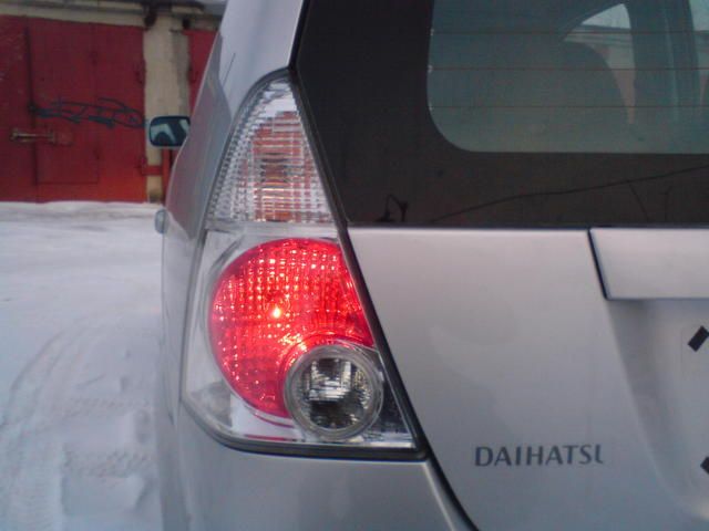 2003 Daihatsu YRV