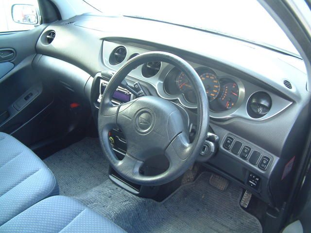 2003 Daihatsu YRV