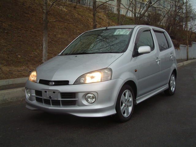 2003 Daihatsu YRV