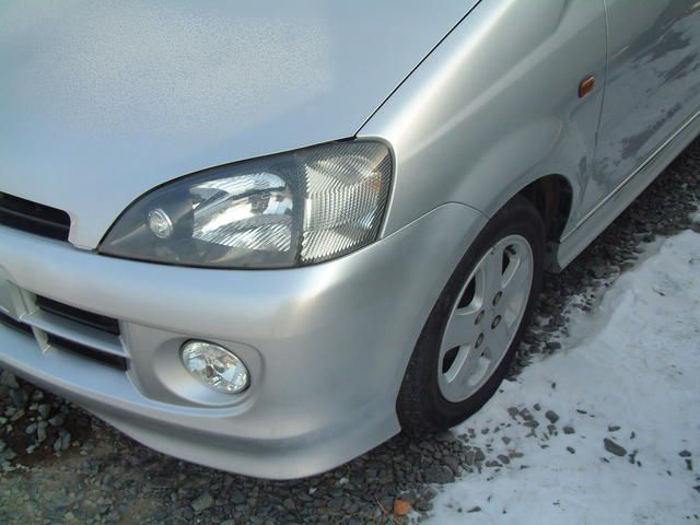 2003 Daihatsu YRV