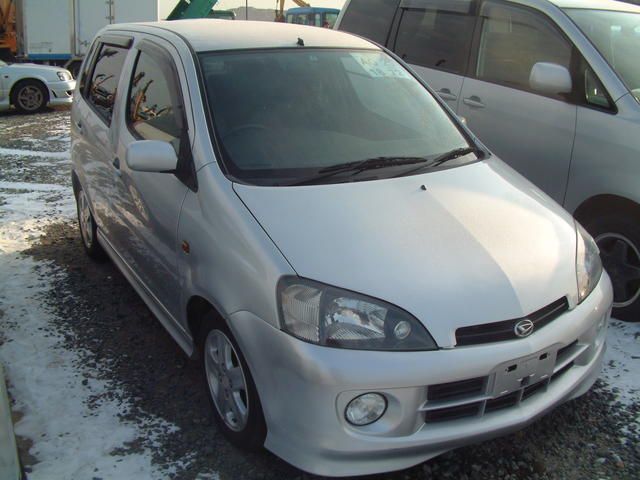 2003 Daihatsu YRV