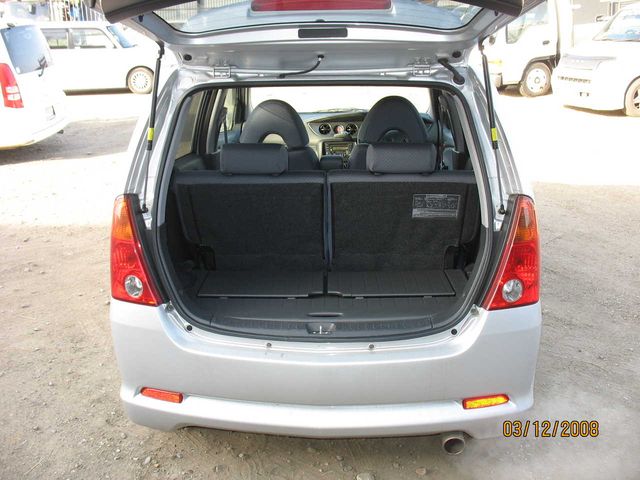 2003 Daihatsu YRV