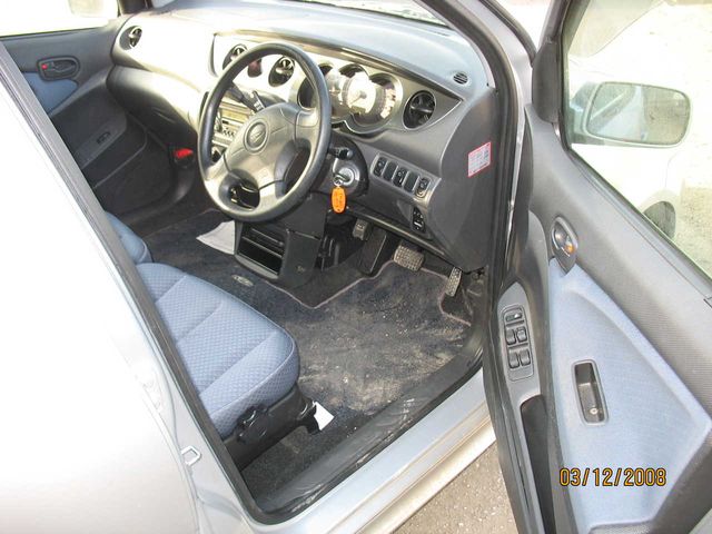 2003 Daihatsu YRV