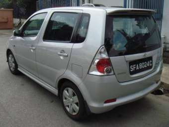 2003 Daihatsu YRV Pictures