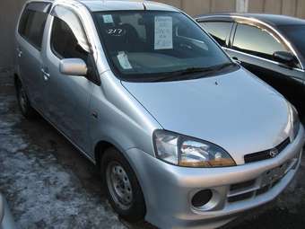 2003 Daihatsu YRV